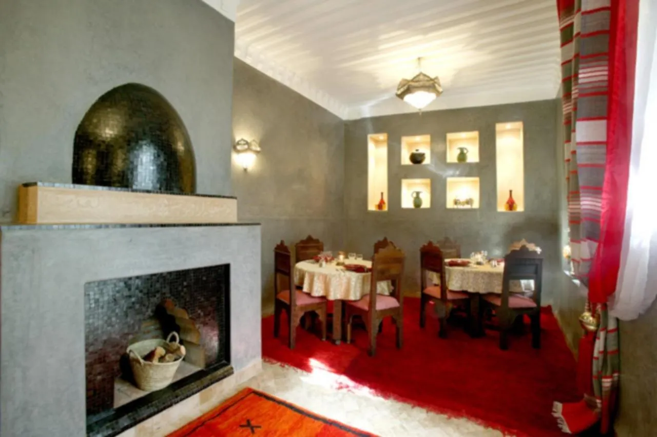 Riad El Noujoum contacts